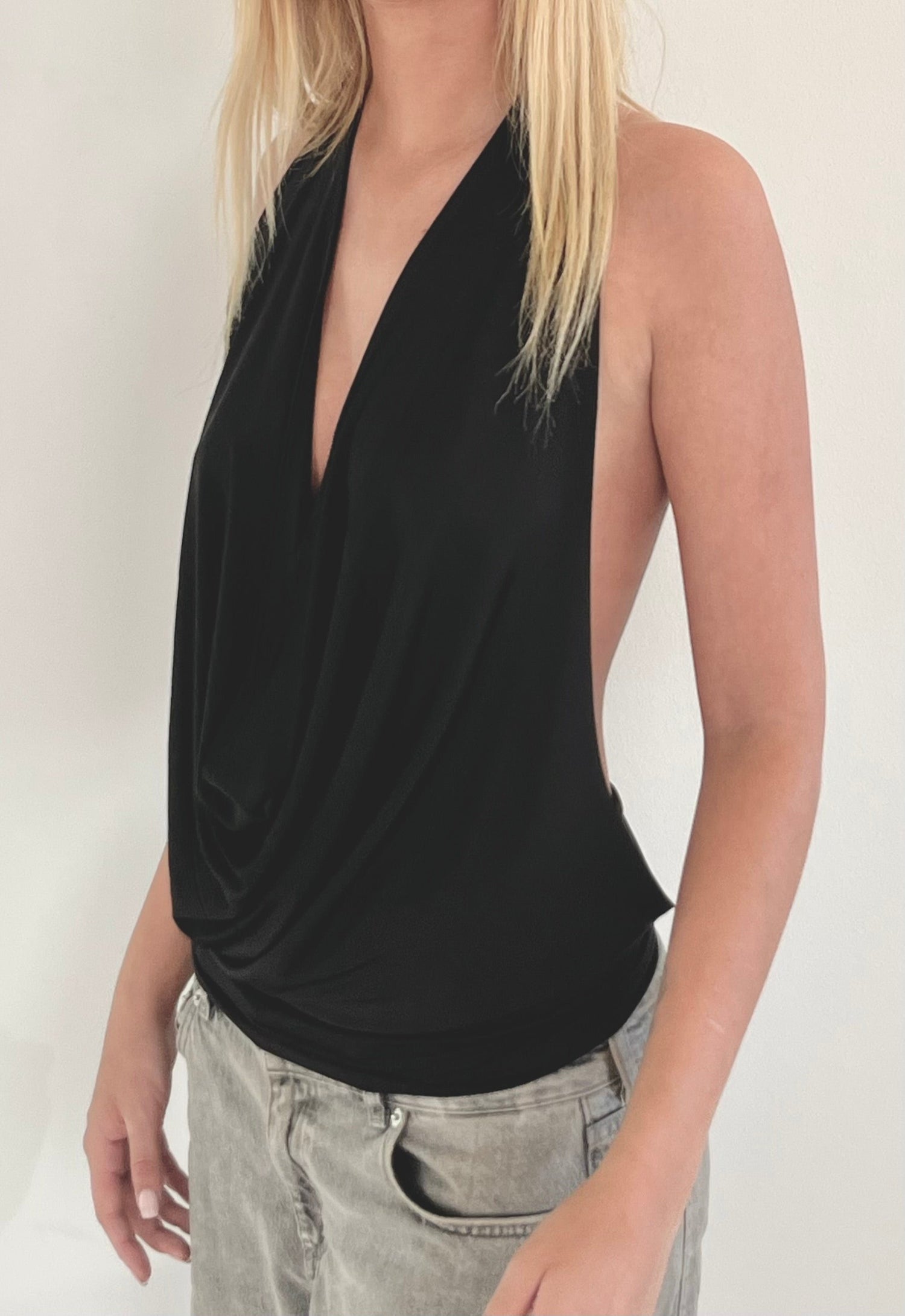 Elegant og tidløs Lloren Araza black backless top med draperet vandfald og åben ryg i blød strækbar jersey materiale og forgyldt kugle kæde i nakken. Perfekt til clubbing, special occasions, cocktail wear. styles med alle underdele fra din basis garderobe