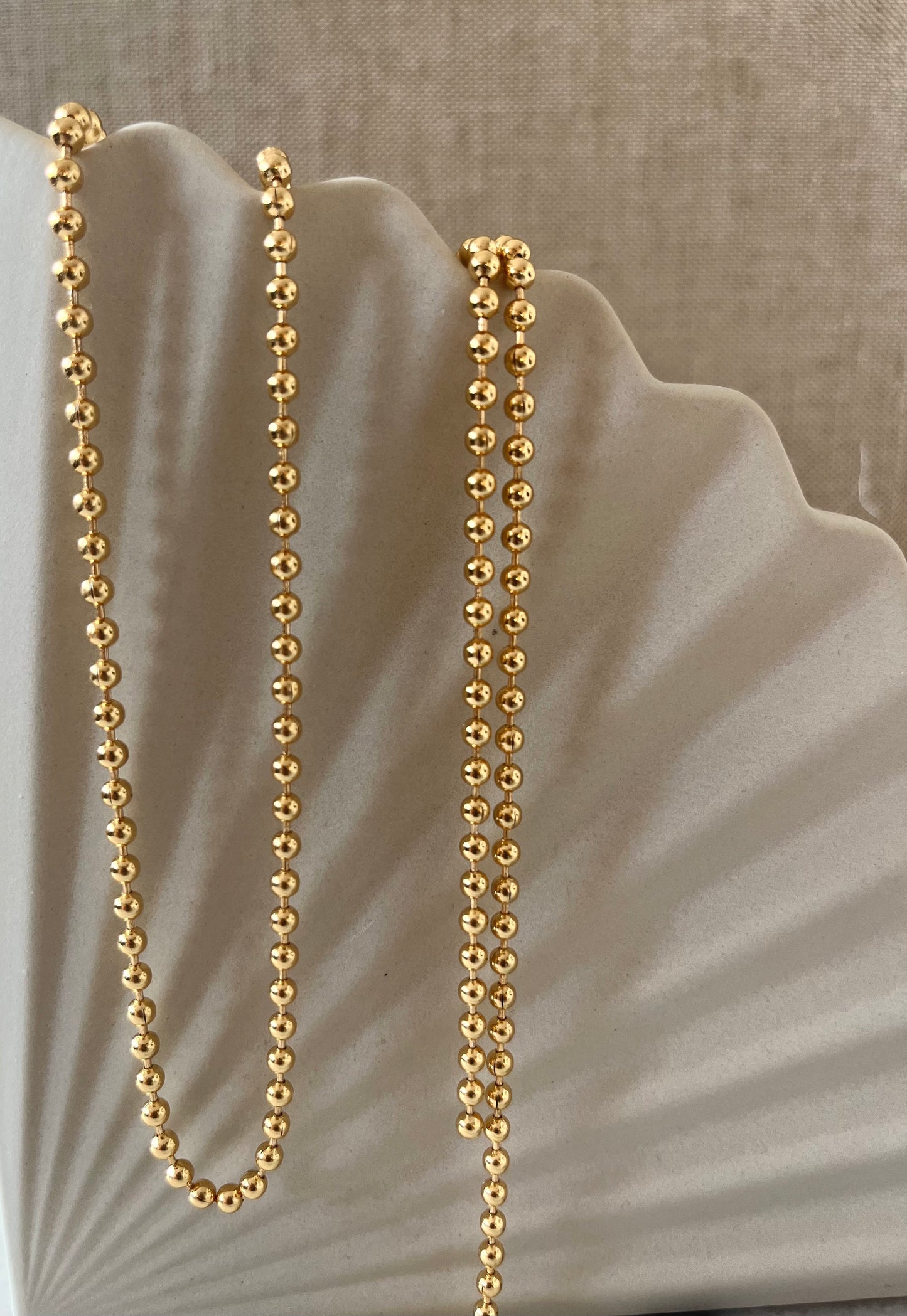 Forgyldt kæde brugt til backless style af Lloren Araza