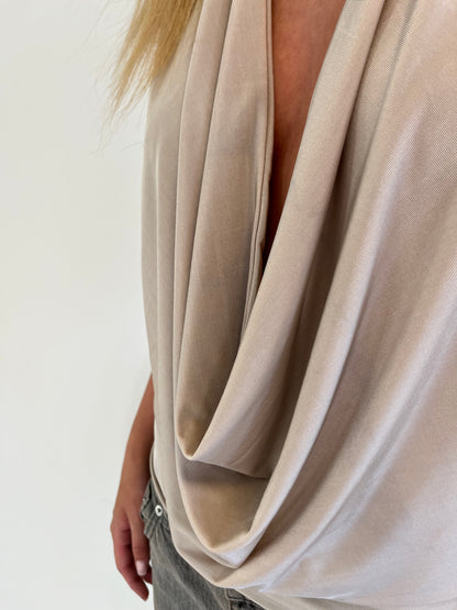 Elegant og tidløs Lloren Araza beige backless top med draperet vandfald og åben ryg i blød strækbar jersey materiale og forgyldt kugle kæde i nakken. Perfekt til clubbing, special occasions, cocktail wear. styles med alle underdele fra din basis garderobe