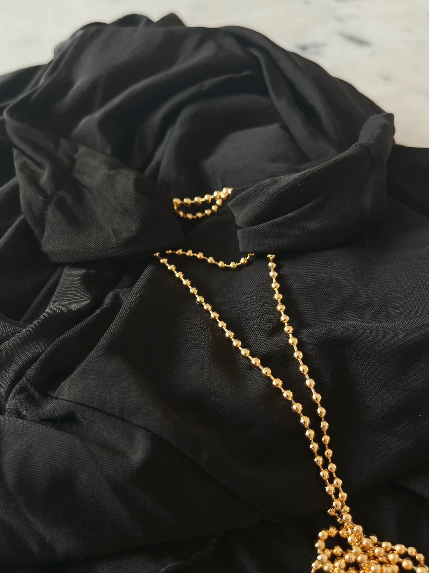Blød og komfortable strækbar jersey med forgyldt kæde brugt til backless style af Lloren Araza