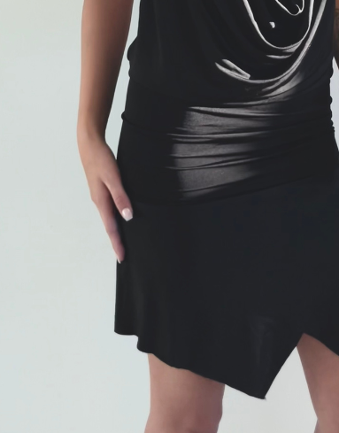 Elegant og tidløs Lloren Araza black backless mini dress med draperet vandfald og åben ryg i blød strækbar jersey materiale og forgyldt kugle kæde i nakken. perfekt til clubbing, special occasions, cocktail wear.